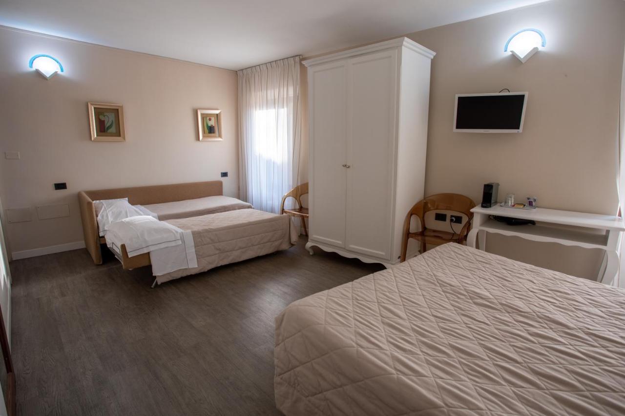 Hotel Degli Oleandri Σιρμιόνε Εξωτερικό φωτογραφία