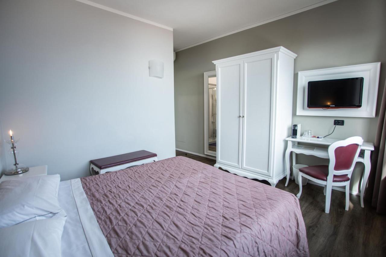 Hotel Degli Oleandri Σιρμιόνε Εξωτερικό φωτογραφία