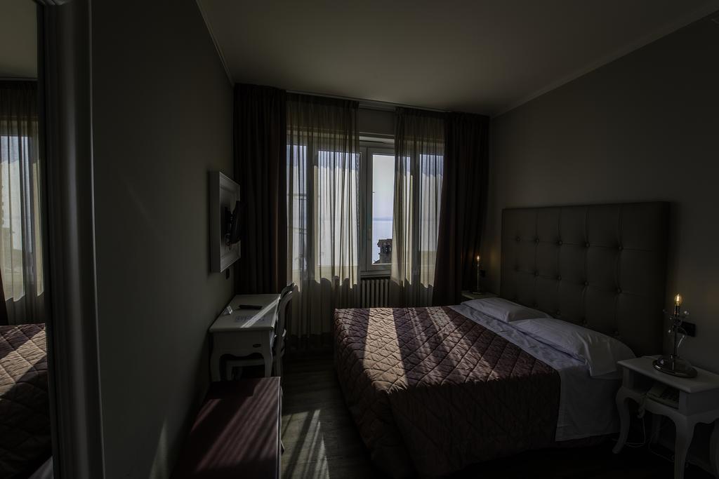 Hotel Degli Oleandri Σιρμιόνε Εξωτερικό φωτογραφία